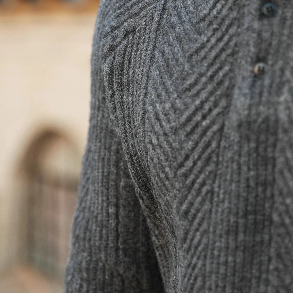 Noir Tradition – Klassischer Strickpullover